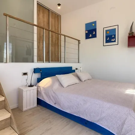 Senorita In With Pool *