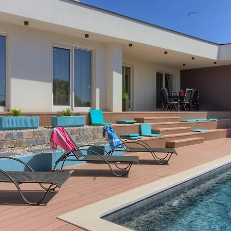 Senorita In With Pool * 풀라