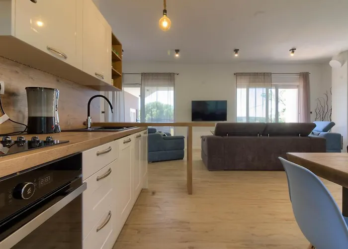 Senorita In With Pool * Pula