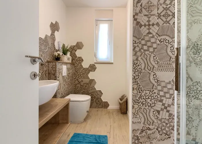 Senorita In With Pool Pula