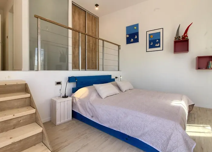 Senorita In With Pool *