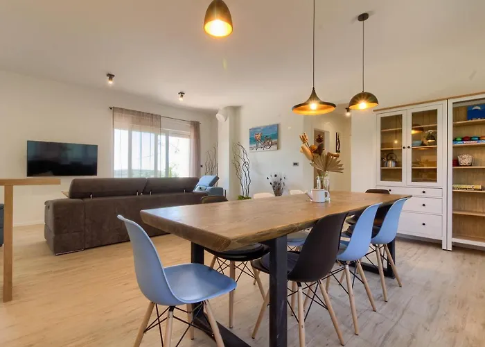 Senorita In With Pool * Pula