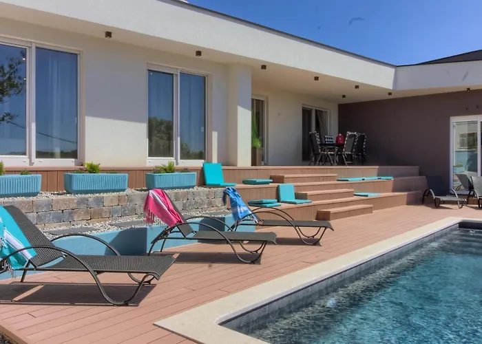 Senorita In With Pool * Pula