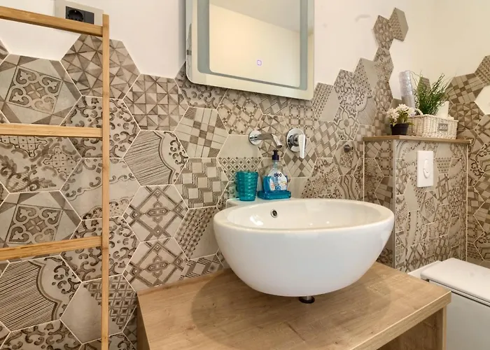 Senorita In With Pool *