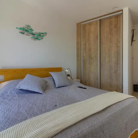 Senorita In With Pool Pula