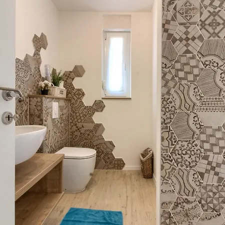 Senorita In With Pool Pula