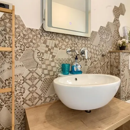 Senorita In With Pool *